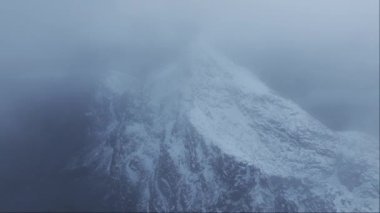 Karlı, sivri kutup dağları üzerinde ilham verici gün doğumu manzarası, Lofoten