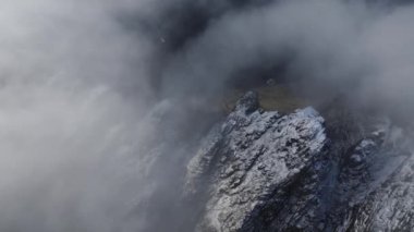 Karlı, sivri kutup dağları üzerinde ilham verici gün doğumu manzarası, Lofoten