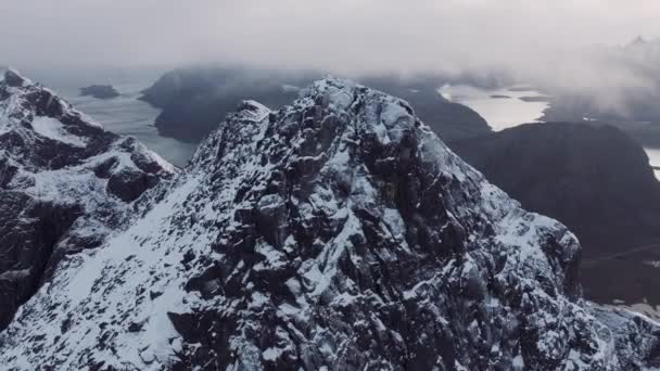 Atemberaubende Vogelperspektive Auf Hohe Berggipfel Die Mit Weißem Schnee Bedeckt — Stockvideo