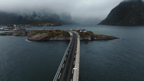 Verwinkelte Lofoten Brücke Über Fischerdörfer Des Reine Archipels Und Luftaufnahme — Stockvideo