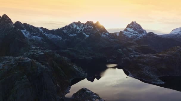 Luchtfoto Van Besneeuwde Bergen Reine Lofoten Noorwegen Bij Zonsondergang Met — Stockvideo