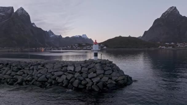 Vuurtoren Locatie Andoya Eiland Landschappelijke Rotsachtige Kustlijn Bij Noorwegen — Stockvideo