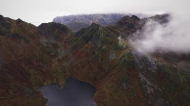 Dik kayalık dağların havadan görünüşü, denizden yükselen, Norveç, Lofoten 'de sonbahar günü - yükselen, insansız hava aracı atışı