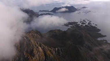 Norveç 'teki dramatik Jagged Dağları Bulut ile çevrili - Yüksek Kaliteli 4k Drone Görüntüleri