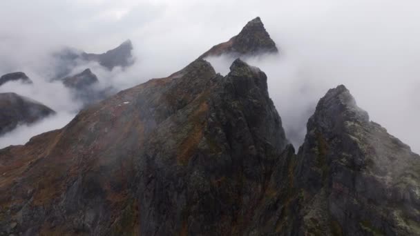 Montañas Dentadas Dramáticas Troll Wall Noruega Rodeadas Nubes Imágenes Drones — Vídeos de Stock