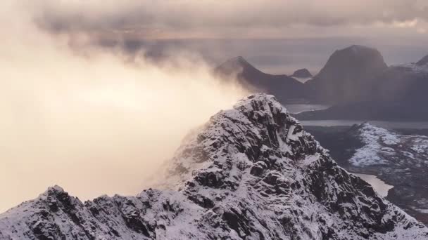 エアリアルビュードローンは レインビレッジ ロフテン ノルウェー ヨーロッパに飛ぶ — ストック動画