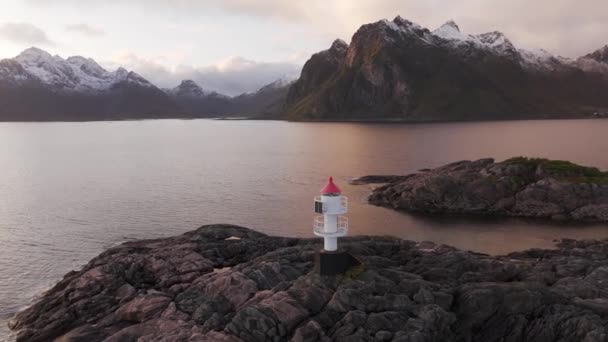 Piccolo Faro Con Tetto Rosso Sulla Costa Sull Isola Lofoten — Video Stock