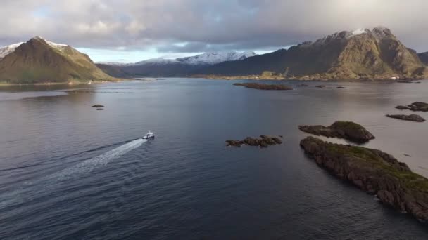 Καταπληκτική Εναέρια Drone Ακολουθήσει Πλάνο Του Παραδοσιακού Αλιευτικού Σκάφους Κατεύθυνση — Αρχείο Βίντεο