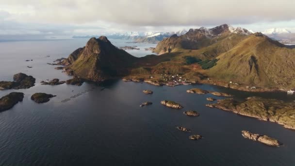 Дрон Увеличивается Вершины Фьорда Открыть Каменную Лестницу Туристов — стоковое видео
