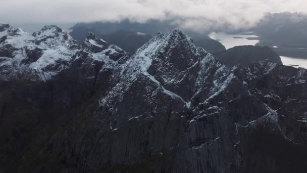 Adembenemende Vogels Zien Hoge Bergtoppen Bedekt Met Witte Sneeuw Weerspiegeld — Stockvideo