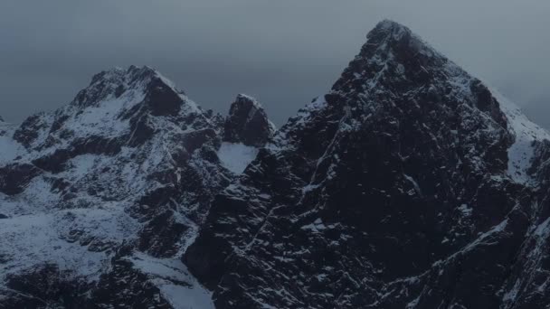 挪威海水中覆盖着覆盖着白雪的高山岩石山峰 鸟瞰着令人叹为观止的景象 令人叹为观止的仙子冬季全景峡湾 宁静的大自然之美 — 图库视频影像