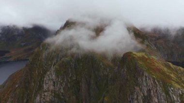 Norveç, Lofoten 'de okyanusu ve dik tepeleri gözler önüne seren yamaç manzarası.