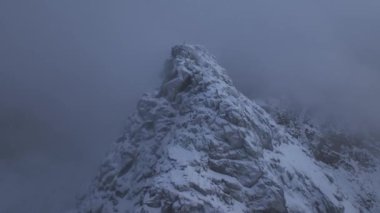 Karlı, sivri kutup dağları üzerinde ilham verici gün doğumu manzarası, Lofoten
