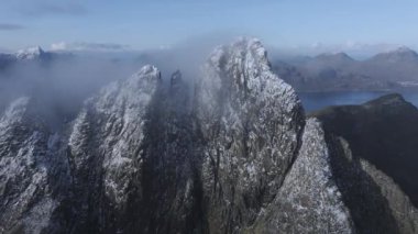 Karlı, sivri kutup dağları üzerinde ilham verici gün doğumu manzarası, Lofoten