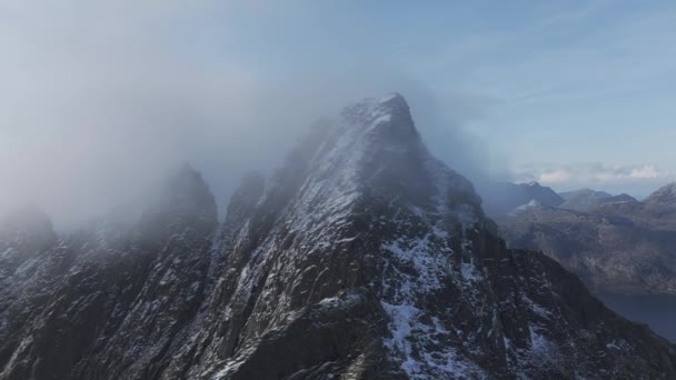 Inspirierende Sonnenaufgang Luftaufnahme Über Schneebedeckten Zerklüfteten Arktischen Bergen Lofoten — Stockvideo