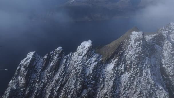 罗浮敦雪质锯齿状北极山脉的令人振奋的日出空中景观 — 图库视频影像