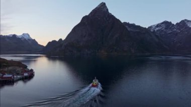Lofoten Adaları 'nda balıkçı teknesi, hava görüntüleri.