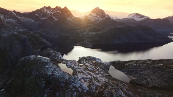 Luftaufnahme Der Schneebedeckten Berge Reine Lofoten Norwegen Bei Sonnenuntergang Mit — Stockvideo