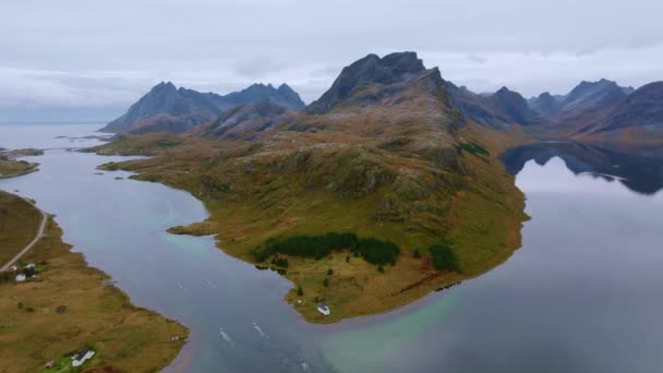 从空中俯瞰一座山上的树木 可以看到大海和陡峭的山峰 在挪威的罗浮敦 无人驾驶飞机在空中盘旋 — 图库视频影像