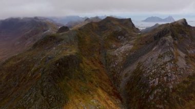 Dik kayalık dağların havadan görünüşü, denizden yükselen, Norveç, Lofoten 'de sonbahar günü - yükselen, insansız hava aracı atışı