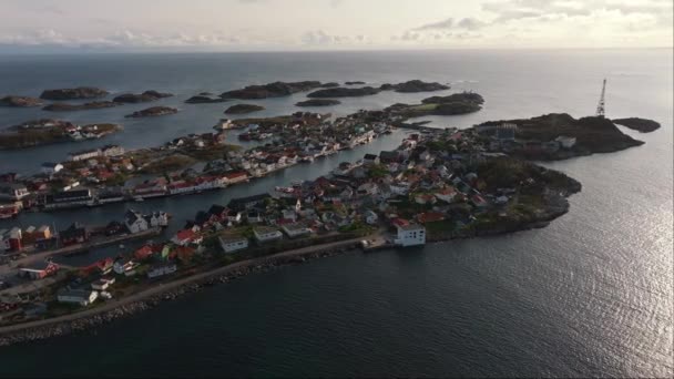 Henningsvaer Harbor Dia Ensolarado Calmo Com Céu Azul Água Refletindo — Vídeo de Stock