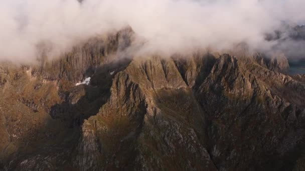 Drámai Jagged Mountains Troll Wall Norvégiában Felhővel Körülvéve Kiváló Minőségű — Stock videók