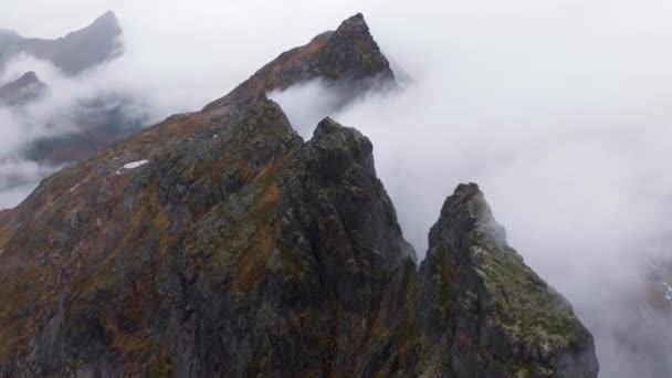 Drammatiche Montagne Frastagliate Troll Wall Norvegia Circondato Nuvole Video Drone — Video Stock