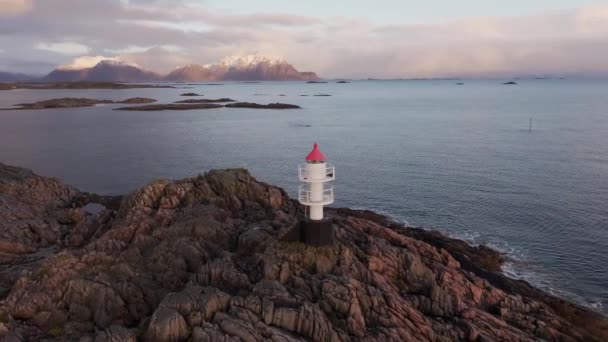 Kleine Vuurtoren Met Rood Dak Aan Kustlijn Het Eiland Lofoten — Stockvideo