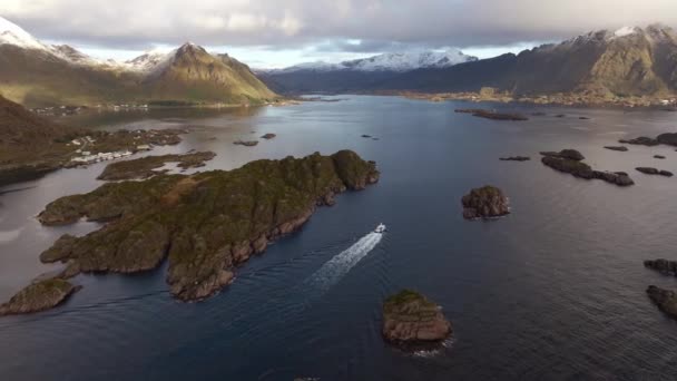 Удивительные Воздушные Беспилотники Следуют Снимком Традиционной Рыбацкой Лодки Направляющейся Открытому — стоковое видео
