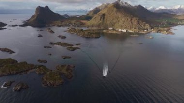 Kuzey Avrupa 'da Kuzey Kutup Dairesi, İskandinavya' da güzel soğuk bir kış gününde geleneksel balıkçı teknesinin açık okyanusa açılmasının ardından inanılmaz bir hava aracı görüntüsü geliyor.