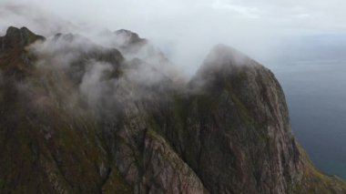 Norveç, Lofoten 'de okyanusu ve dik tepeleri gözler önüne seren yamaç manzarası.