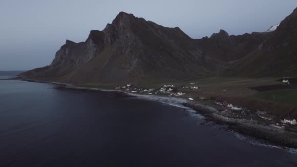 Vik海滩和Hauklandstranda挪威环绕着一条交通繁忙的海滨公路旋转的无人机镜头 — 图库视频影像