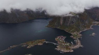 Norveç, Lofoten 'de okyanusu ve dik tepeleri gözler önüne seren yamaç manzarası.