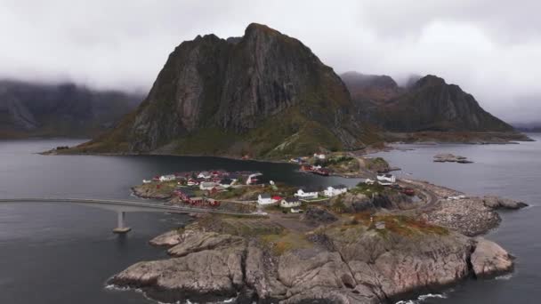 Aerial View Hillside Trees Reveishing Ocean Meredek Csúcsok Lofoten Norvégia — Stock videók
