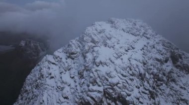 Karlı, sivri kutup dağları üzerinde ilham verici gün doğumu manzarası, Lofoten