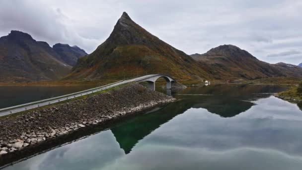 Drónfelvétel Egy Autóról Amint Áthajt Egy Hídon Lofoten Szigeteken Hegyek — Stock videók