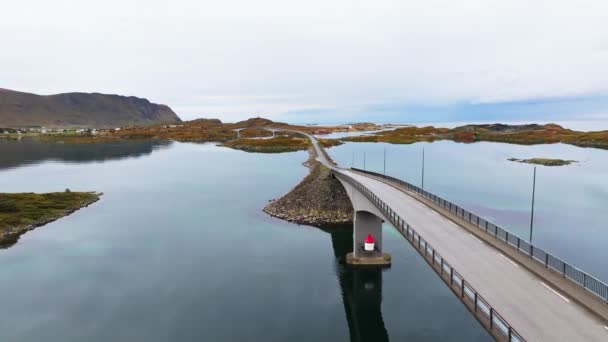 Drone Tiro Carro Dirigindo Sobre Uma Ponte Nas Ilhas Lofoten — Vídeo de Stock