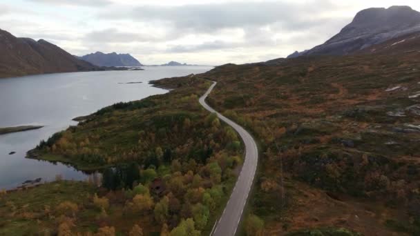 Destansı Skandinav Manzarası Kırmızı Suv Arabası Küçük Yeşil Adalar Arasında — Stok video