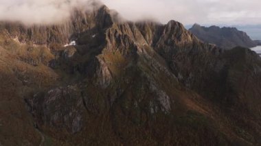 Norveç 'teki dramatik Jagged Dağları Bulut ile çevrili - Yüksek Kaliteli 4k Drone Görüntüleri