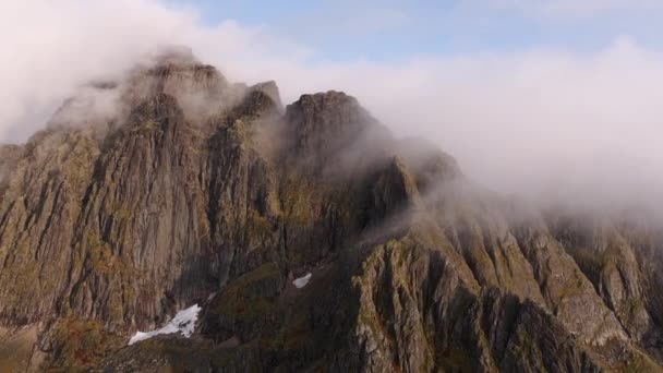 Dramaattinen Jagged Mountains Troll Wall Norjassa Ympäröivät Cloud Laadukas Drone — kuvapankkivideo