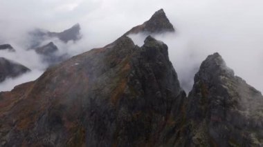 Norveç 'teki dramatik Jagged Dağları Bulut ile çevrili - Yüksek Kaliteli 4k Drone Görüntüleri