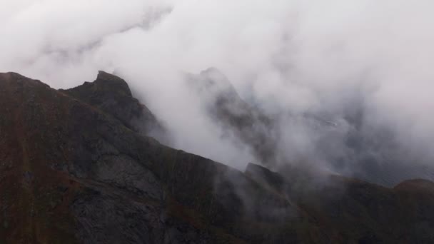挪威巨浪长城的戏剧锯齿状山脉被云彩环绕 高质量的4K无人机图像 — 图库视频影像