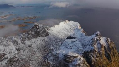 Norveç 'teki dik kayalıklarda Kvaenan Dağı karlı zirvesi. - Hava.