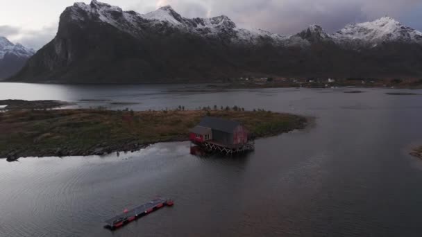 Tipikus Vörös Rorbu Halászkunyhók Tetővel Lofoten — Stock videók