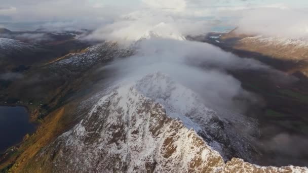 Kvaenan Mountain Rocky Peak Śniegiem Stromych Klifach Norwegii Antena — Wideo stockowe