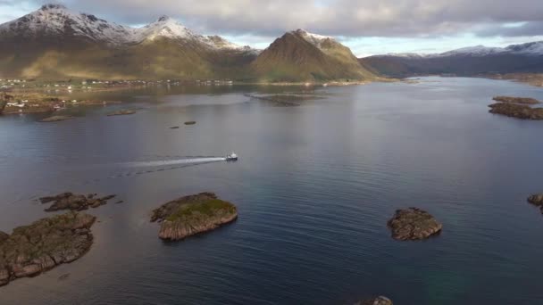 Verbazingwekkende Antenne Drone Volgen Schot Van Traditionele Vissersboot Weg Naar — Stockvideo