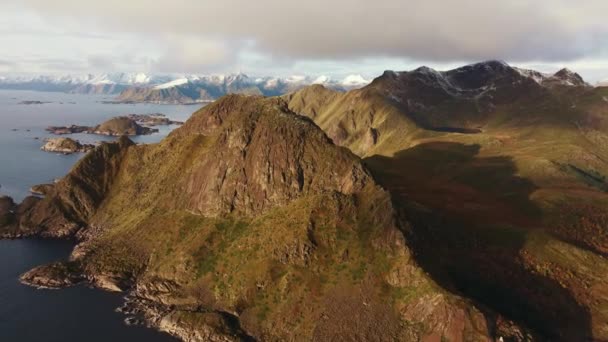 Drone Zoomt Uit Vanaf Top Van Het Fjord Een Stenen — Stockvideo