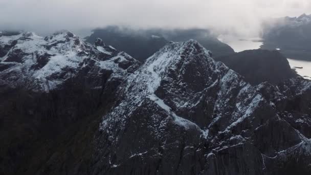 Εκπληκτική Θέα Ψηλών Βουνών Βραχωδών Κορυφών Καλυμμένων Λευκό Χιόνι Που — Αρχείο Βίντεο