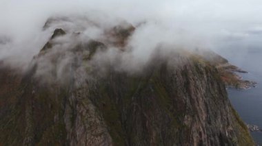 Norveç, Lofoten 'de okyanusu ve dik tepeleri gözler önüne seren yamaç manzarası.