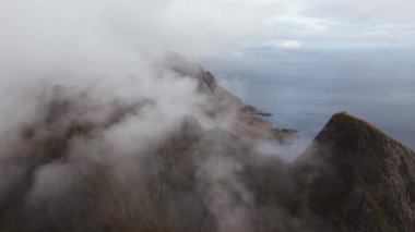 Norveç, Lofoten 'de okyanusu ve dik tepeleri gözler önüne seren yamaç manzarası.